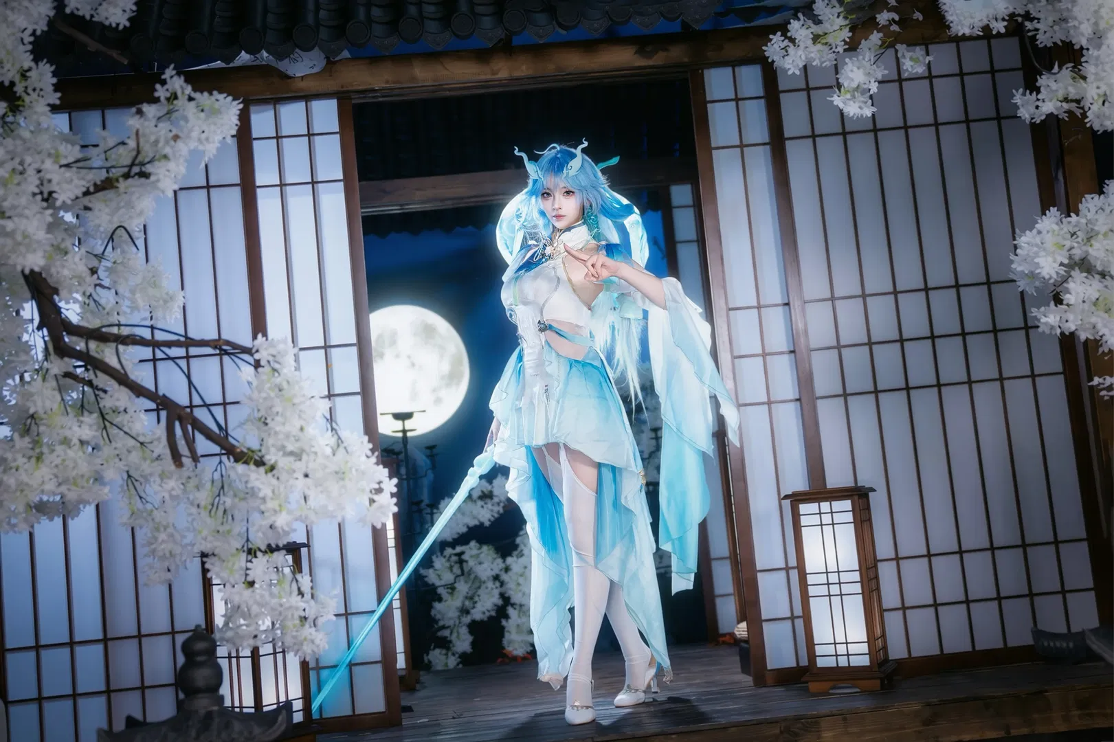 【清宵cos】鸣潮仙侠风，持剑玉立清冷感拉满 - 第 4 张
