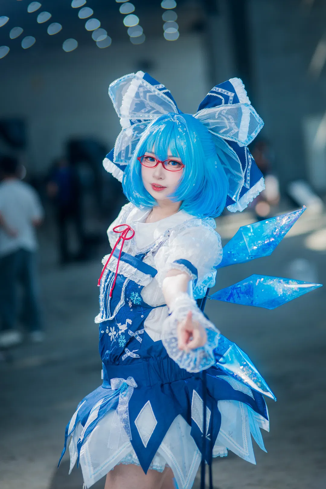 【琪露諾cos】東方project冰雪妖精，紅框眼鏡的元氣演繹 - 第 1 張