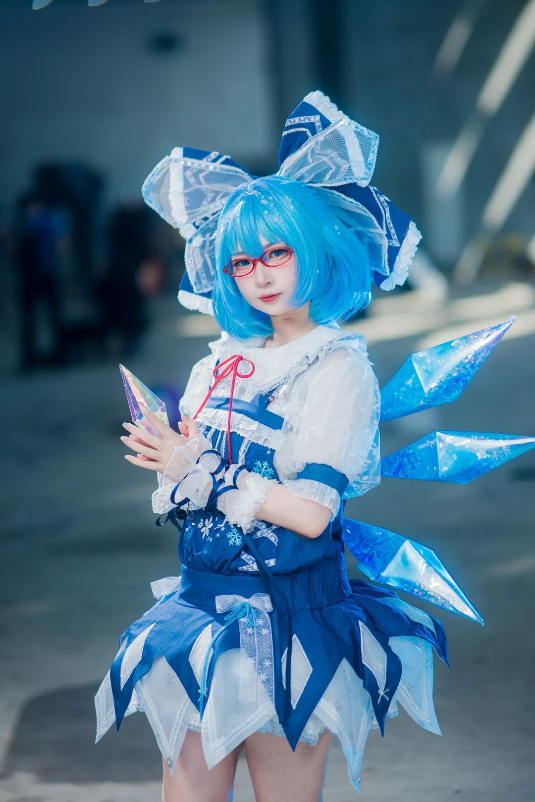 【琪露諾cos】東方project冰雪妖精，紅框眼鏡的元氣演繹 - 第 2 張