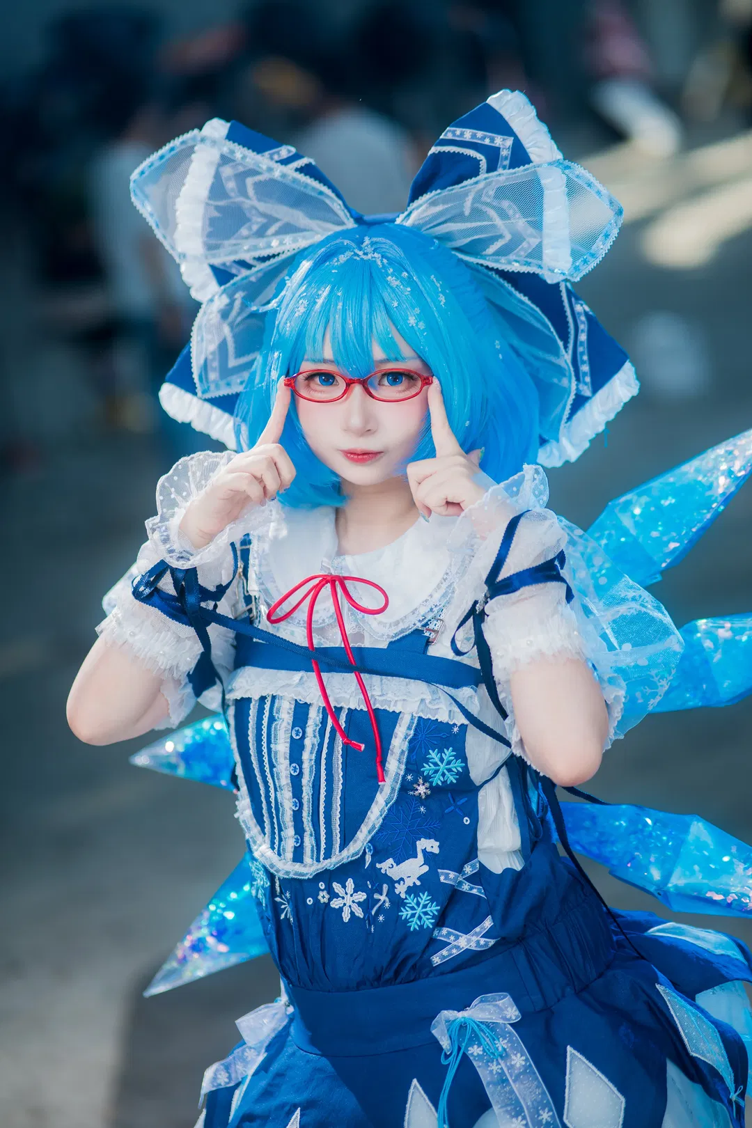 【琪露諾cos】東方project冰雪妖精，紅框眼鏡的元氣演繹 - 第 4 張