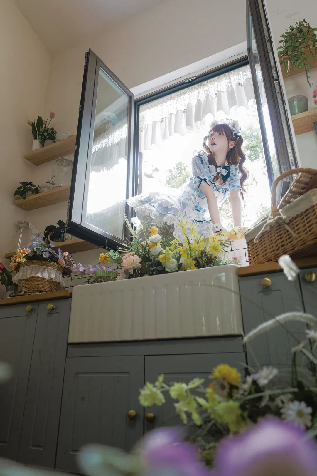 蓝白格纹女仆装出片，但真的太累了 - 第 1 张