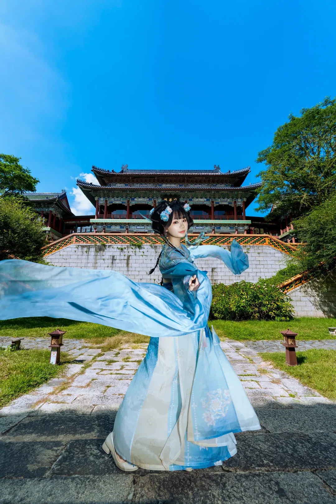 蓝白汉服写真 藏在古建长廊里的清透少女感 - 第 1 张