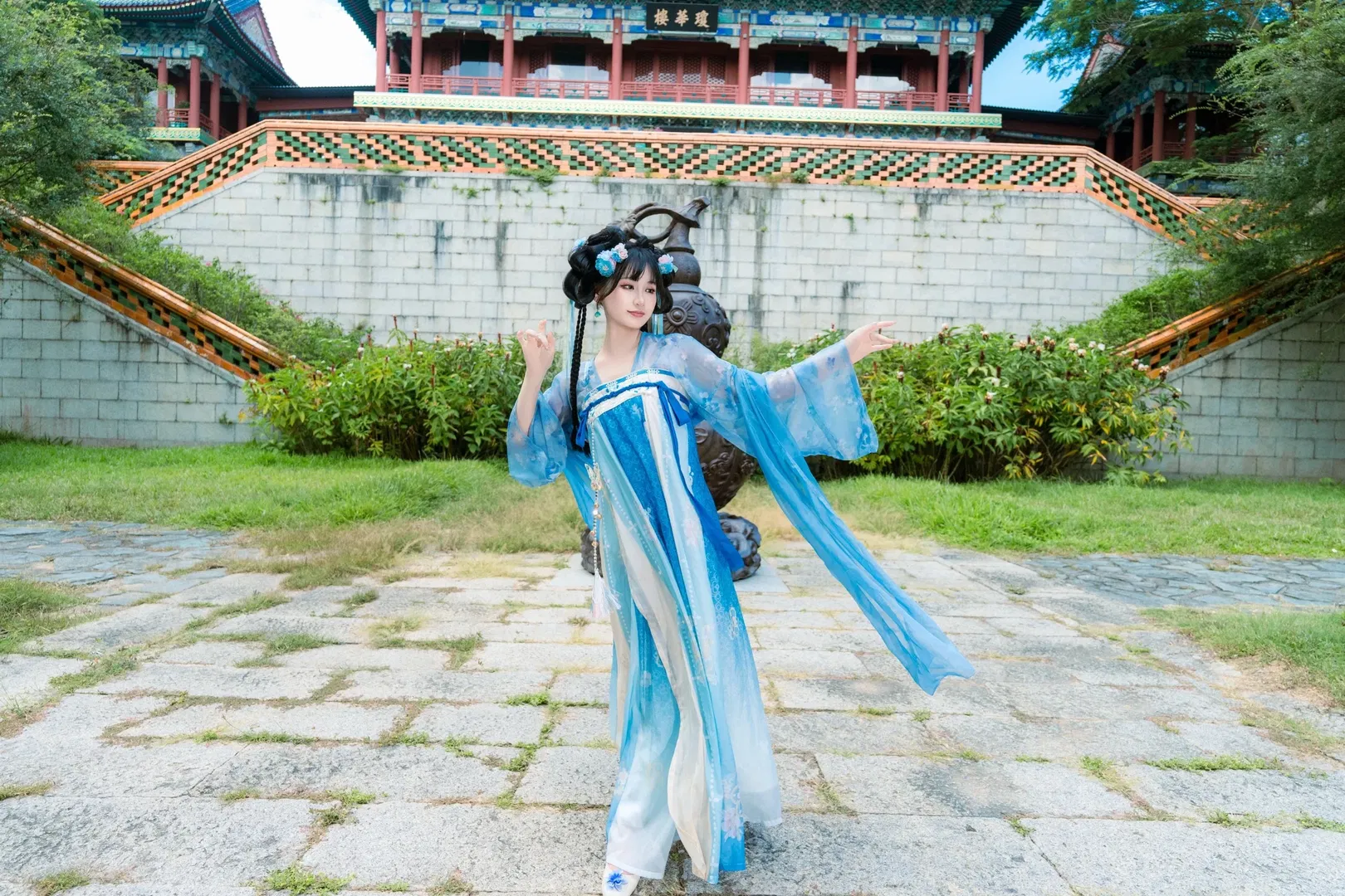 蓝白汉服写真 藏在古建长廊里的清透少女感 - 第 13 张