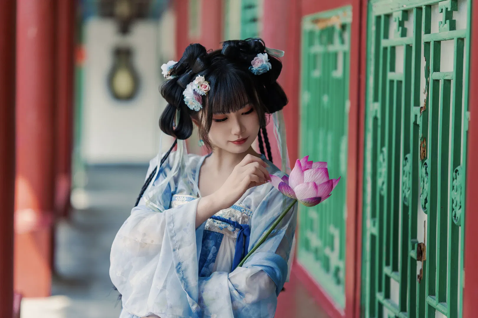 蓝白汉服写真 藏在古建长廊里的清透少女感 - 第 2 张