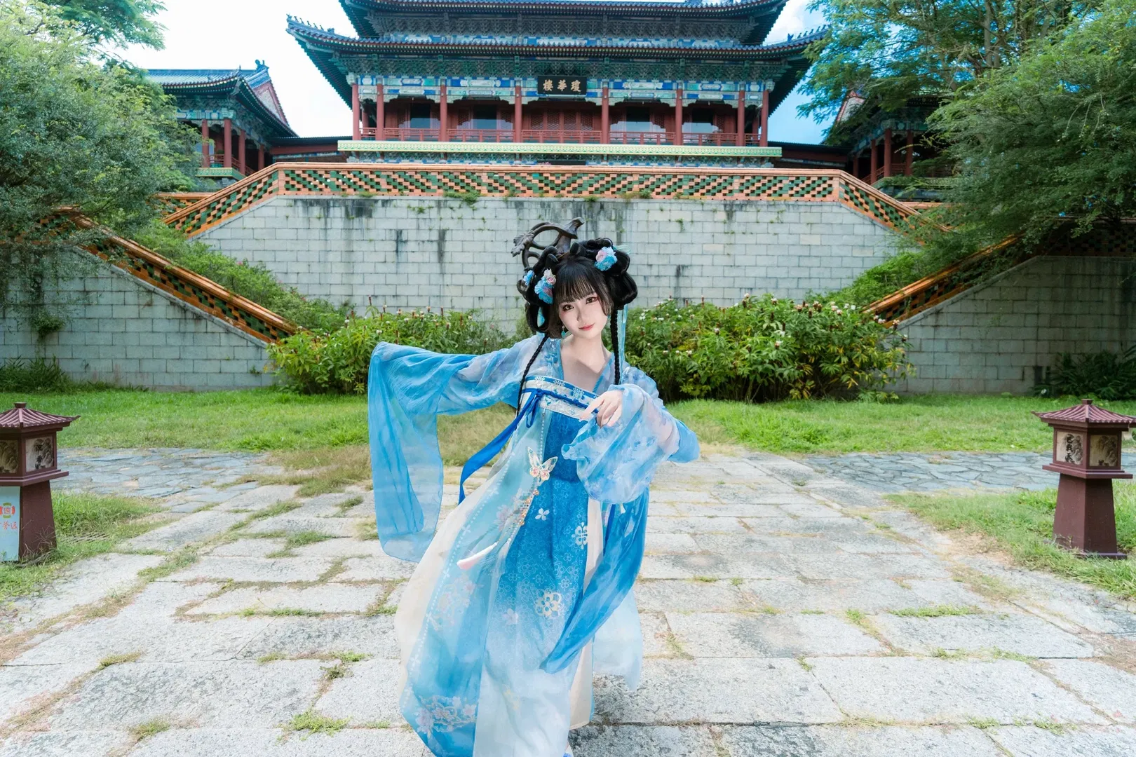蓝白汉服写真 藏在古建长廊里的清透少女感 - 第 6 张
