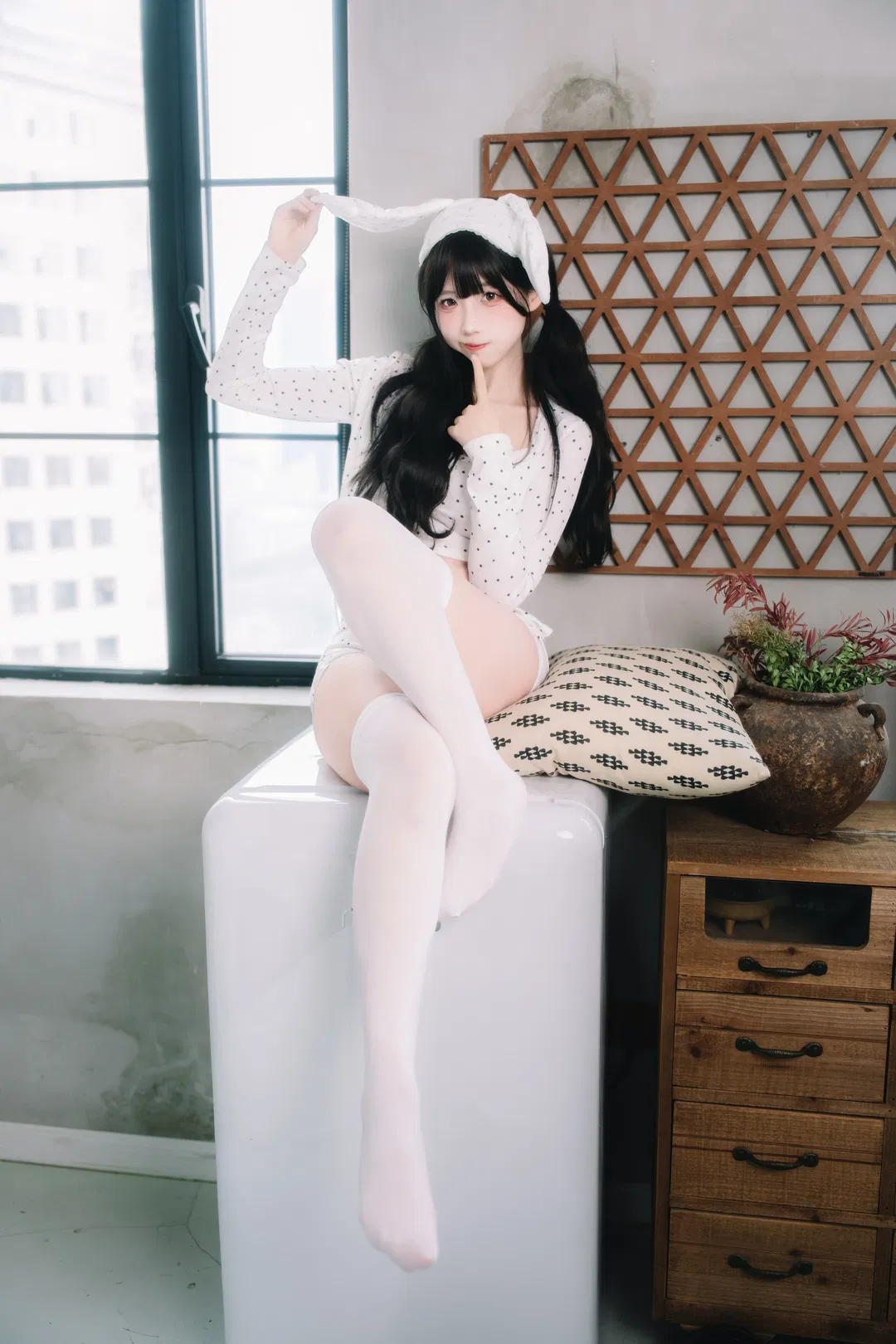 波点居家服与白丝兔耳，软萌甜妹的宅家氛围感写真 - 第 1 张
