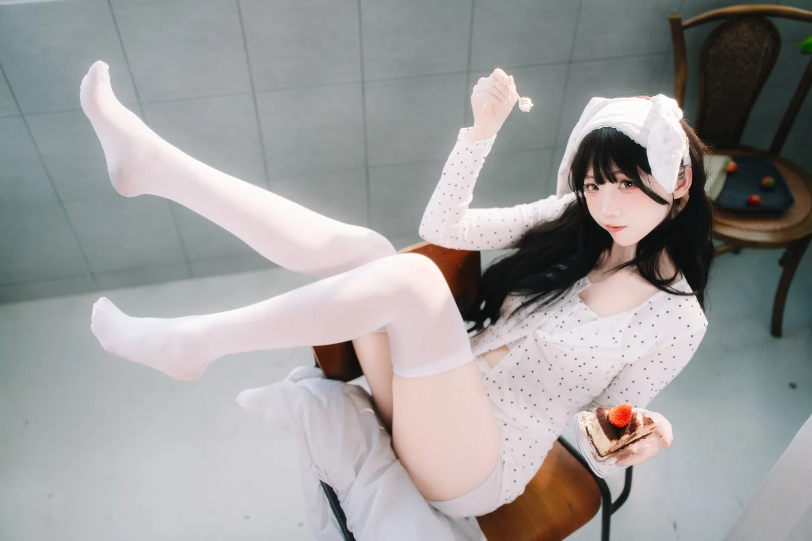 波点居家服与白丝兔耳，软萌甜妹的宅家氛围感写真 - 第 2 张