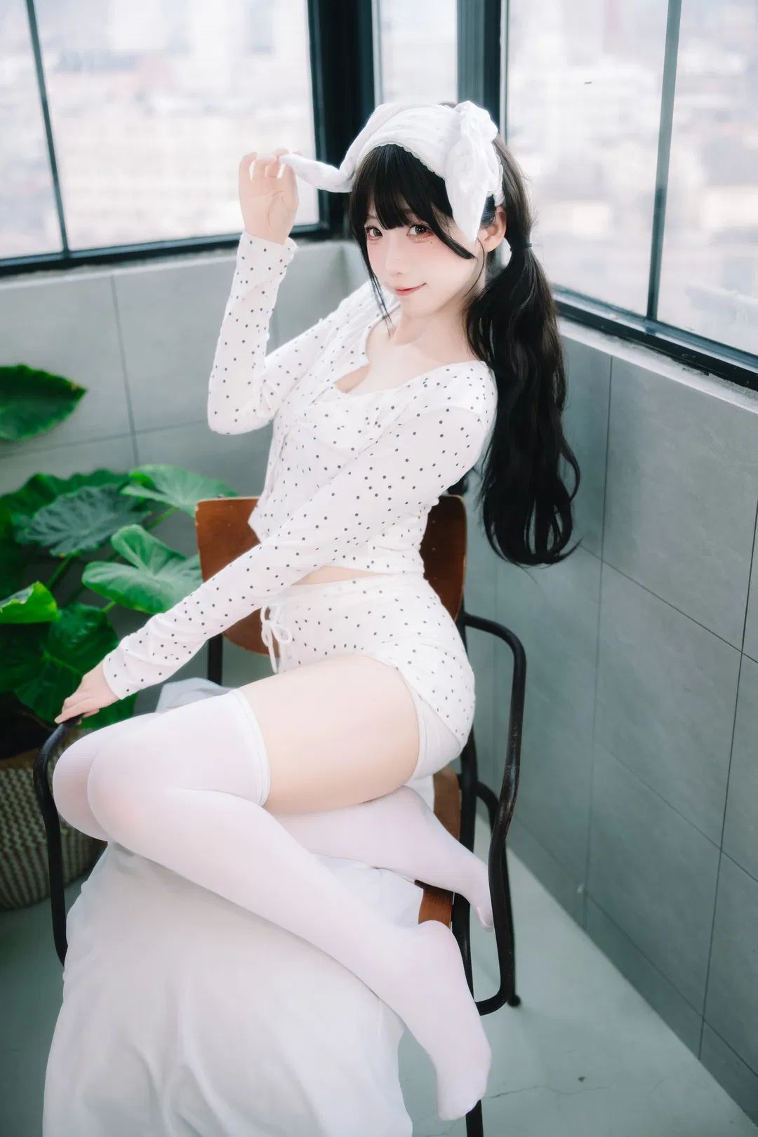 波點居家服與白絲兔耳，軟萌甜妹的宅家氛圍感寫真