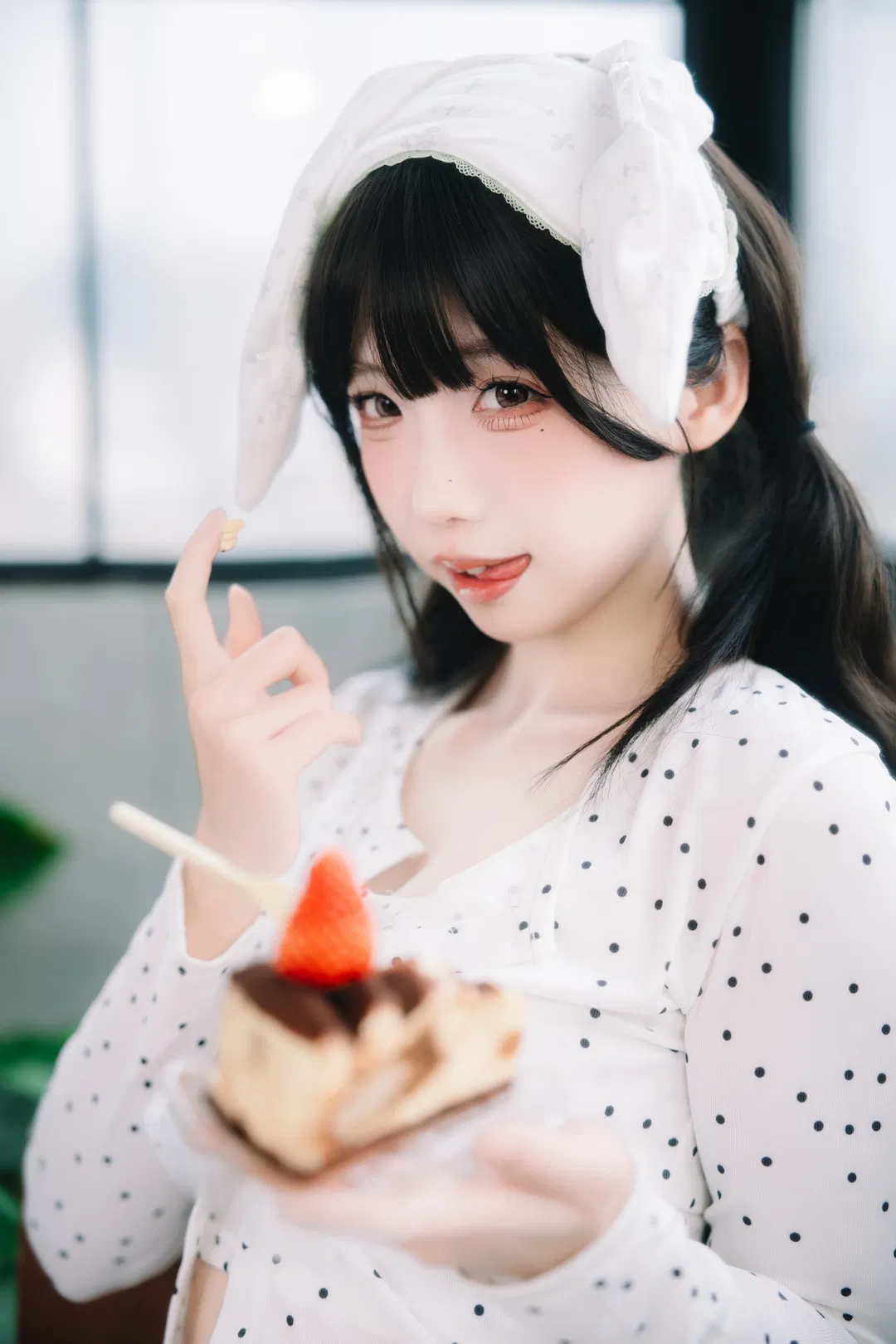 波点居家服与白丝兔耳，软萌甜妹的宅家氛围感写真 - 第 4 张