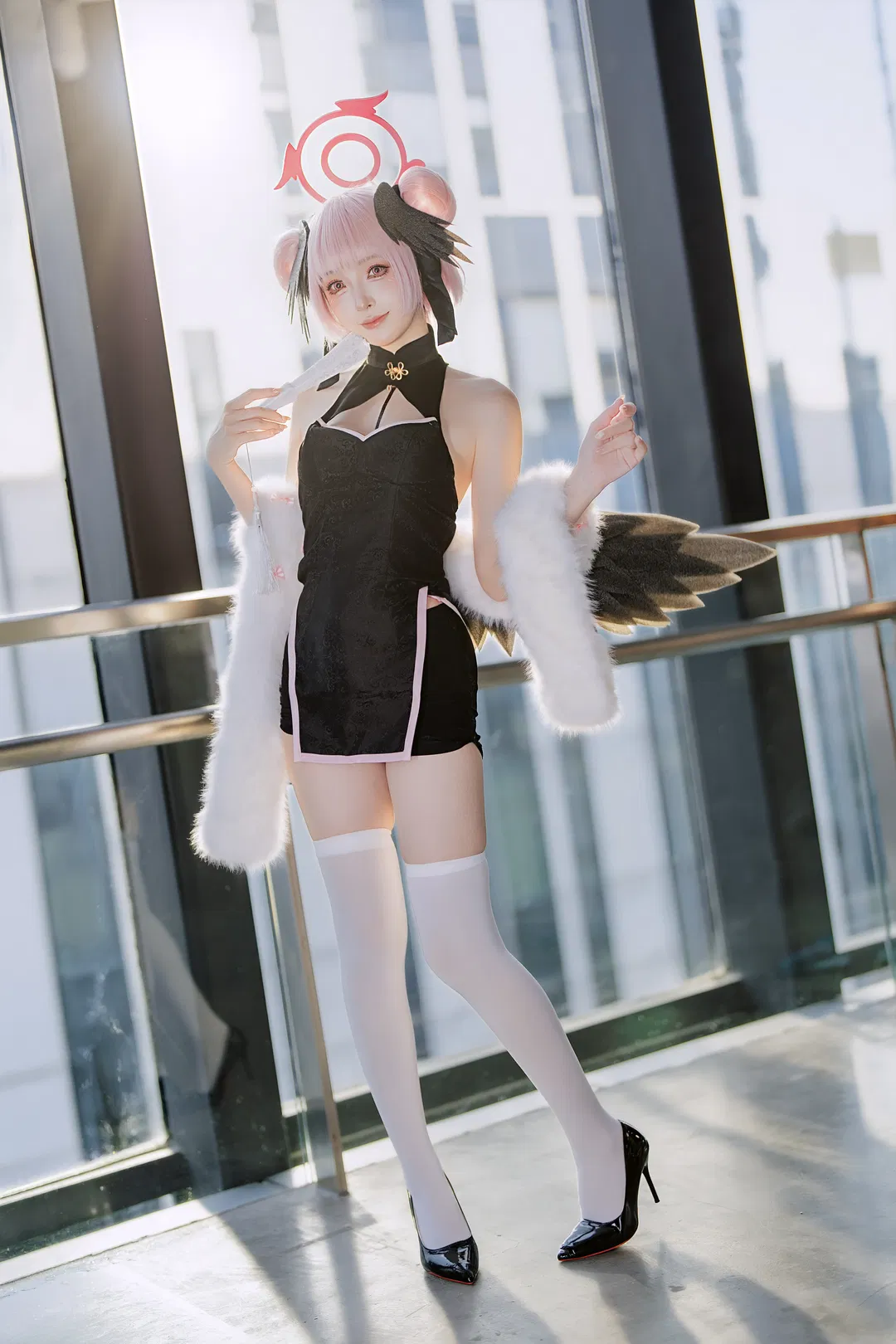 【下江小春cos】蔚蓝档案的粉色小恶魔，白丝与翅膀的魔法 - 第 1 张