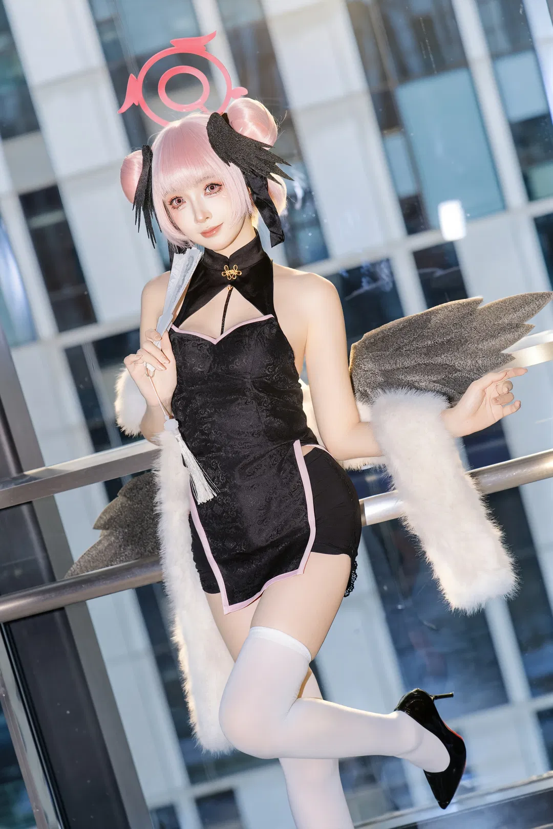 【下江小春cos】蔚蓝档案的粉色小恶魔，白丝与翅膀的魔法 - 第 2 张