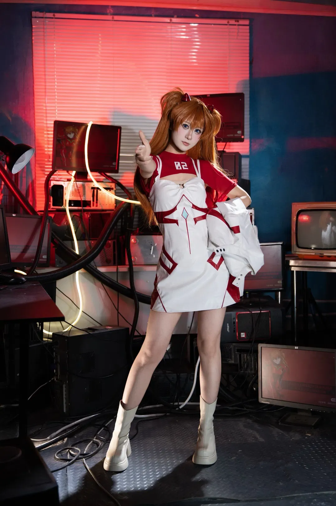 赛博机房里的红白制服，光影张力拉满 - 第 6 张