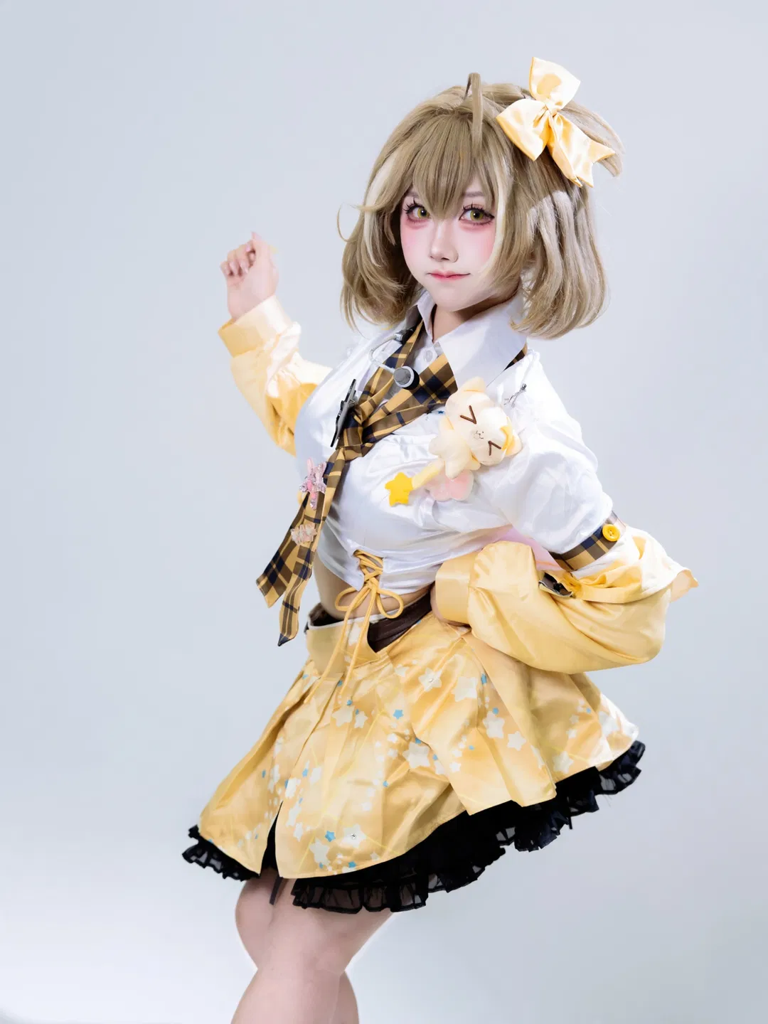 NIKKE角色风格cosplay，黄黑白配色的视觉呈现 - 第 1 张