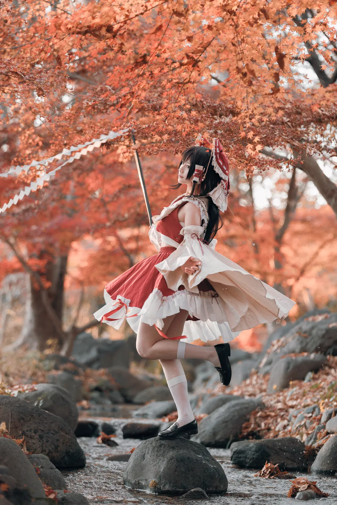 【博丽灵梦cos】东方project清秋红叶间的红白巫女 - 第 1 张