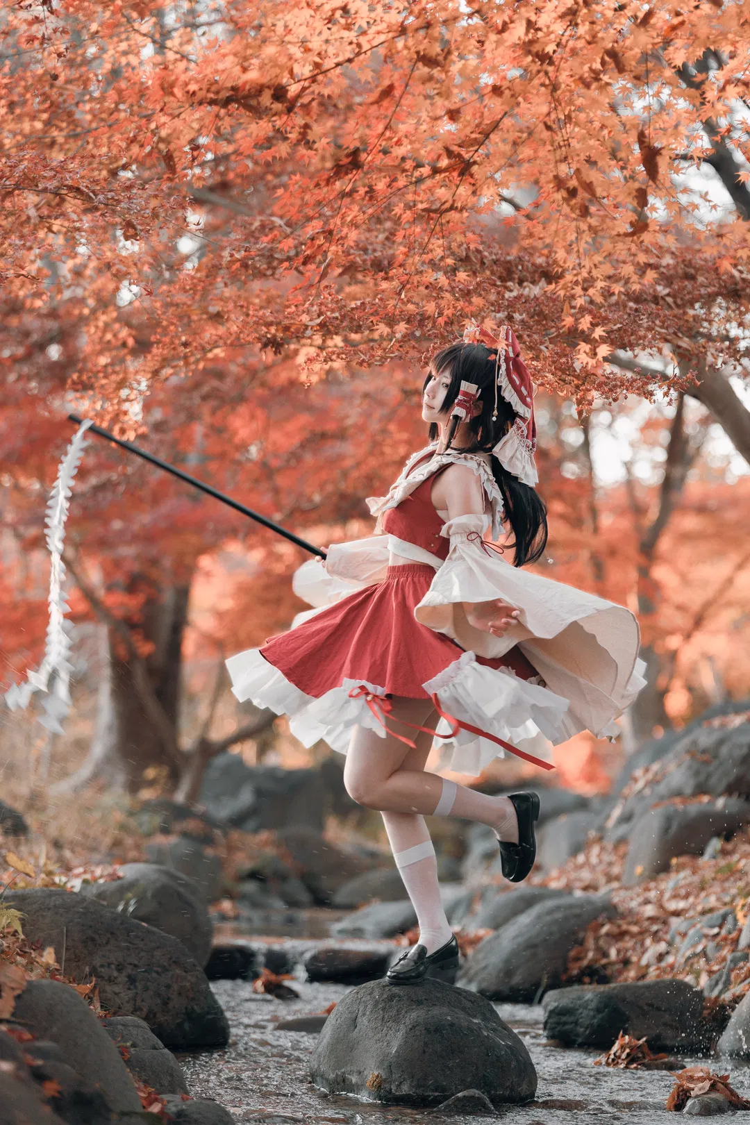 【博丽灵梦cos】东方project清秋红叶间的红白巫女 - 第 2 张