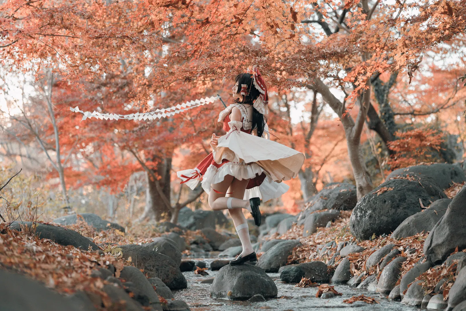 【博丽灵梦cos】东方project清秋红叶间的红白巫女 - 第 3 张