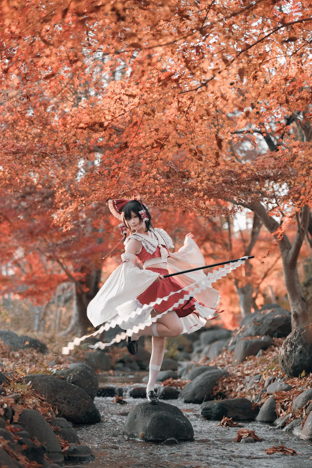 【博丽灵梦cos】东方project清秋红叶间的红白巫女 - 第 4 张