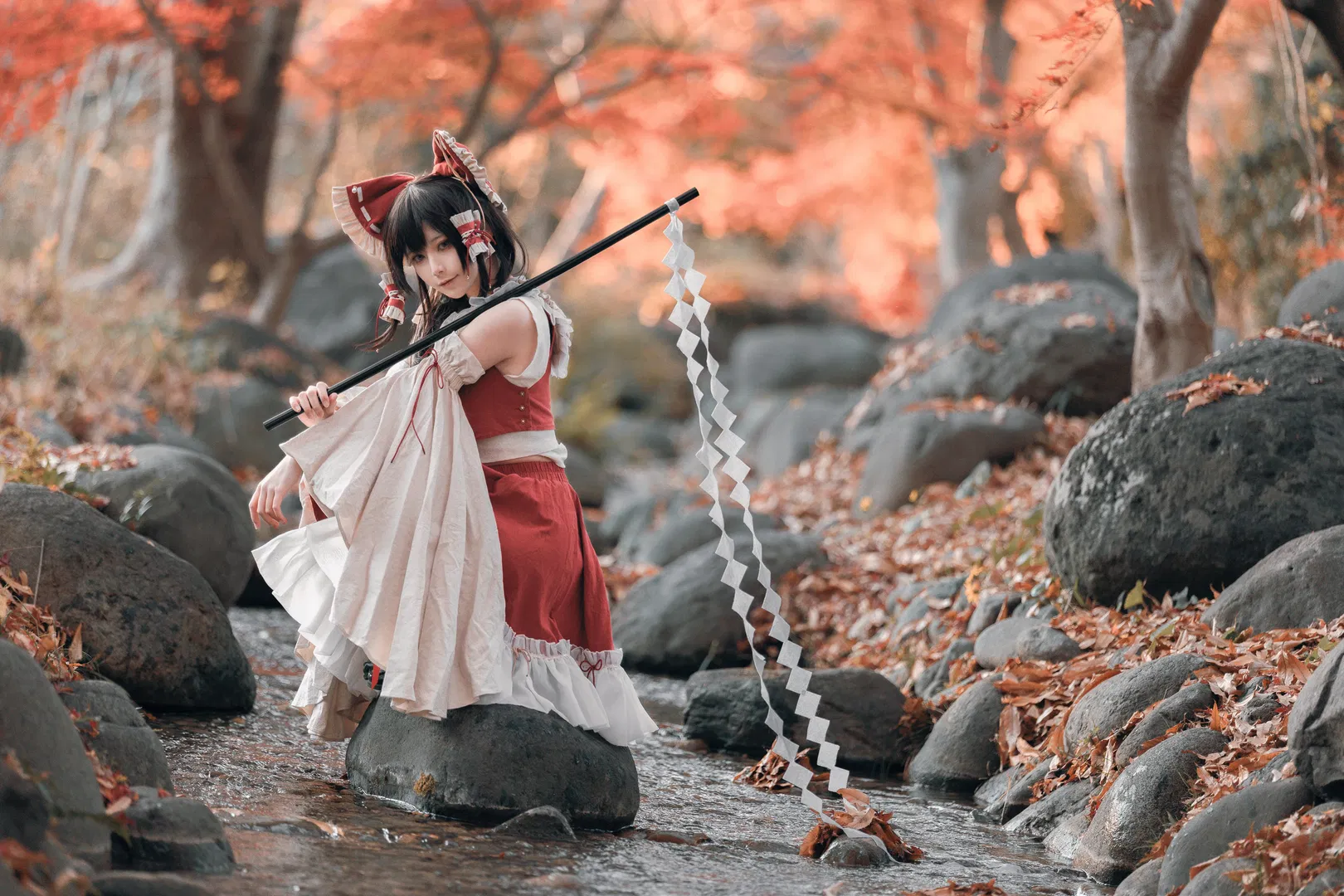 【博丽灵梦cos】东方project清秋红叶间的红白巫女 - 第 5 张