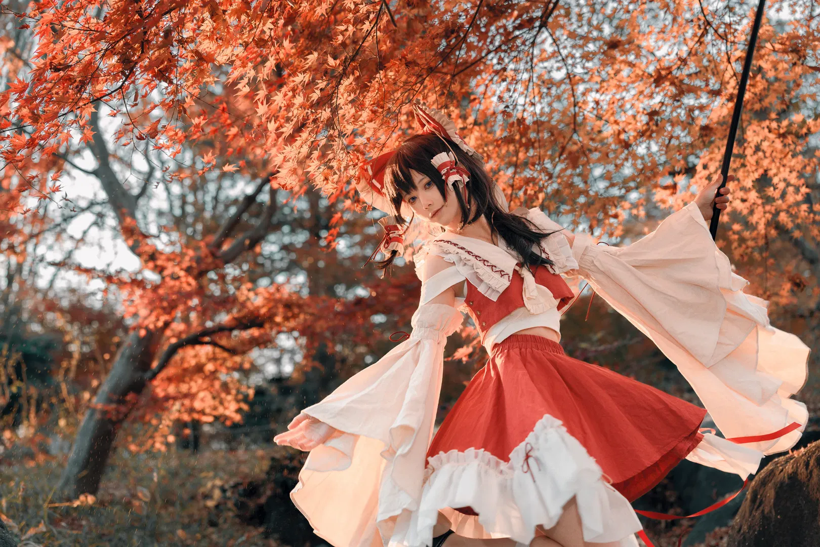 【博丽灵梦cos】东方project清秋红叶间的红白巫女 - 第 6 张