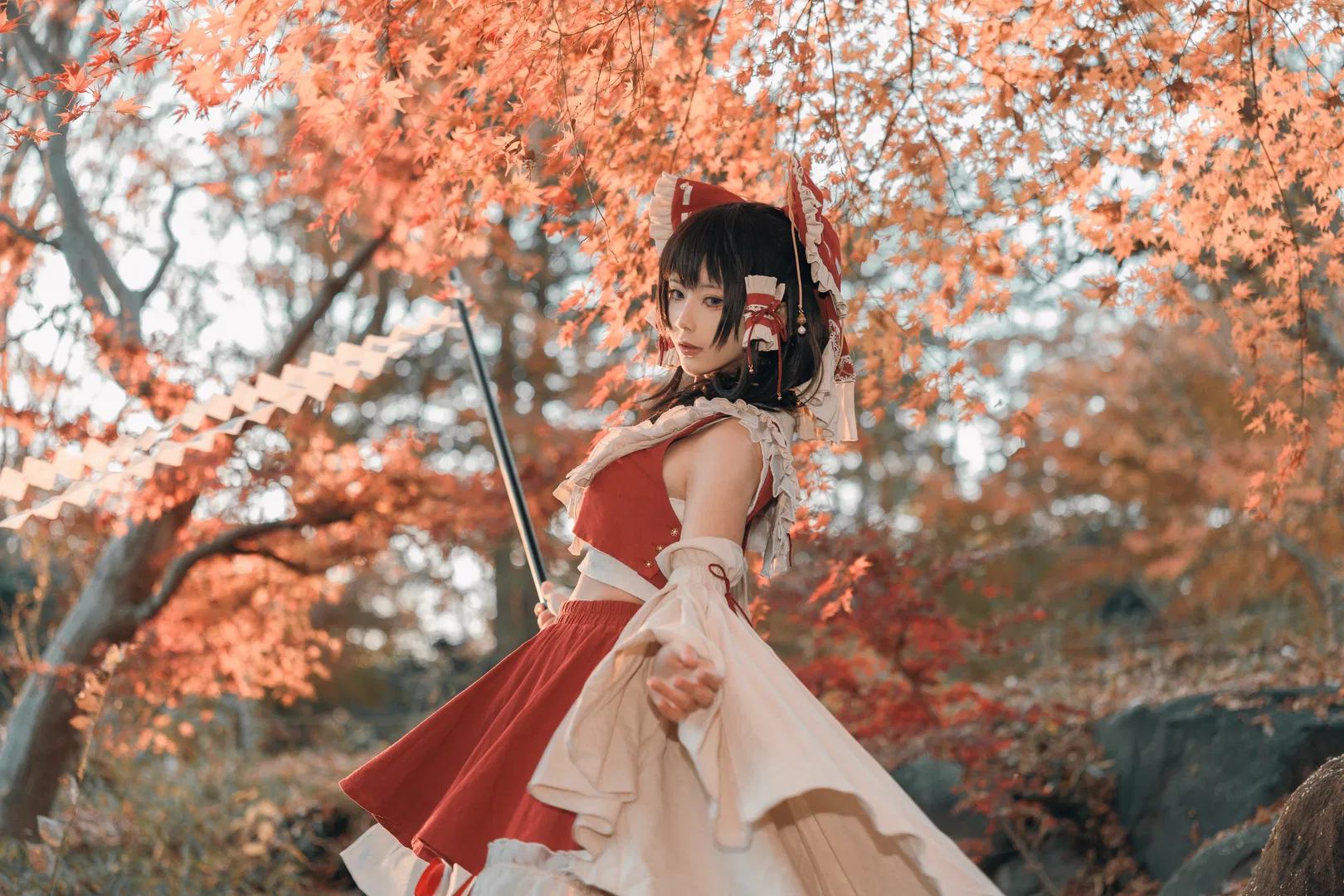 【博丽灵梦cos】东方project清秋红叶间的红白巫女 - 第 7 张