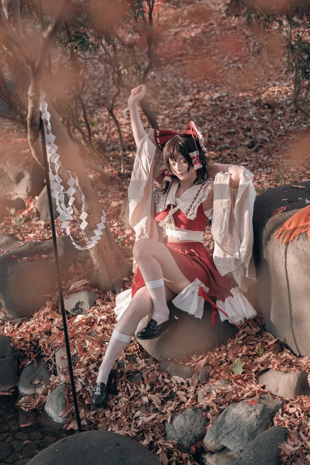 【博丽灵梦cos】东方project清秋红叶间的红白巫女 - 第 8 张
