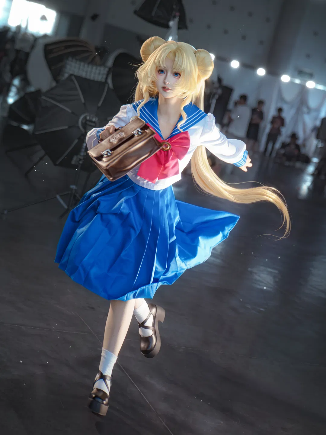 【月野兔cos】美少女戰士水手月亮，叼著麵包衝刺上學路 - 第 1 張
