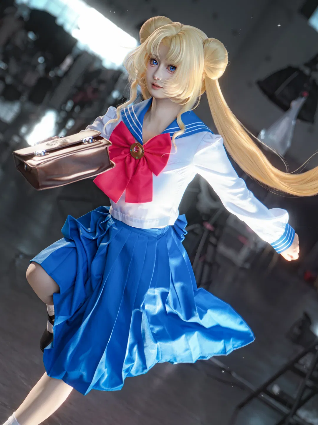 【月野兔cos】美少女戰士水手月亮，叼著麵包衝刺上學路 - 第 2 張