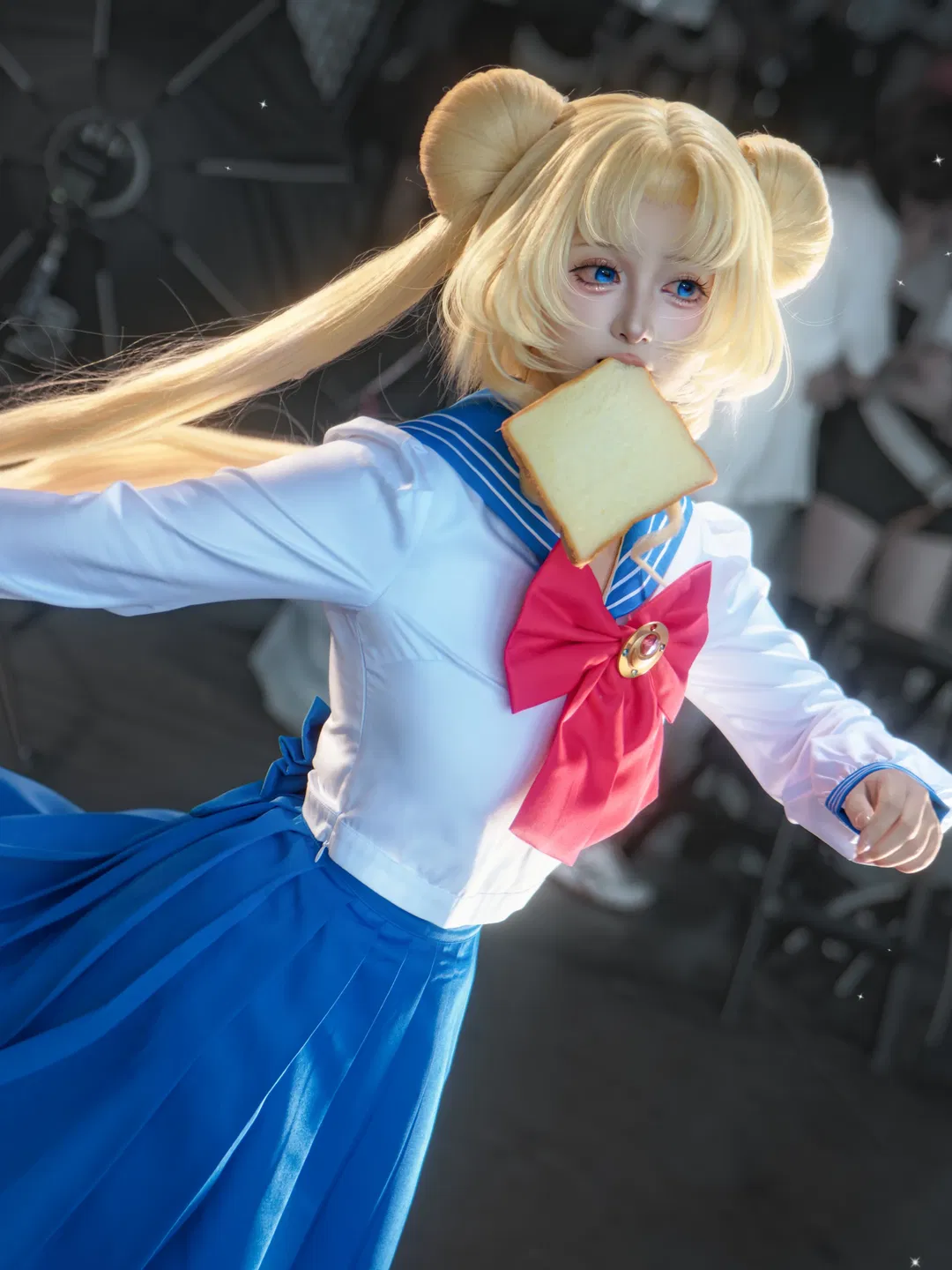 【月野兔cos】美少女戰士水手月亮，叼著麵包衝刺上學路 - 第 3 張