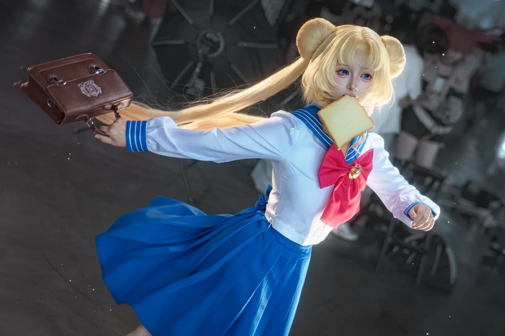 【月野兔cos】美少女戰士水手月亮，叼著麵包衝刺上學路 - 第 4 張