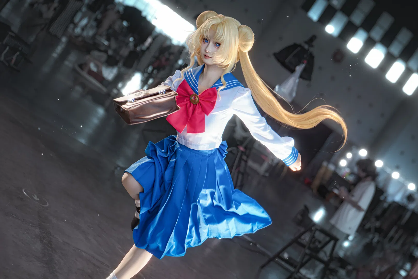 【月野兔cos】美少女戰士水手月亮，叼著麵包衝刺上學路 - 第 5 張