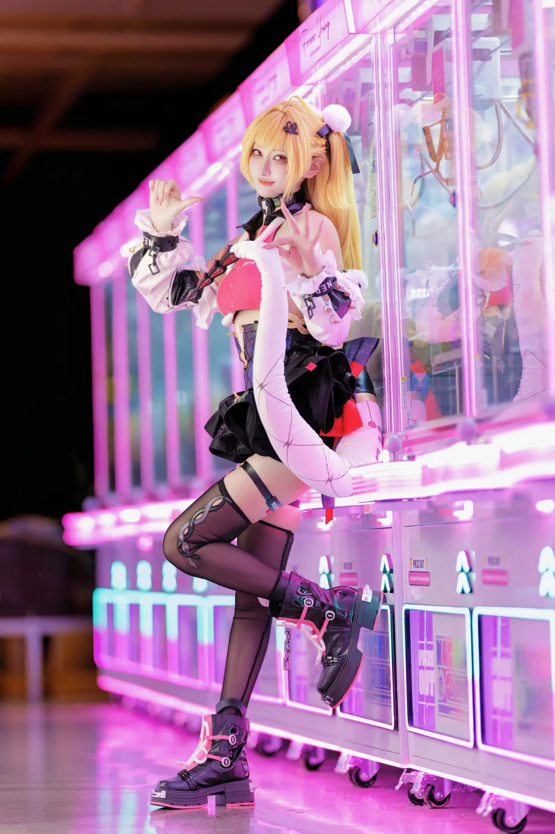 【希希芙cos】绝区零的电玩城霓虹光影之旅 - 第 9 张