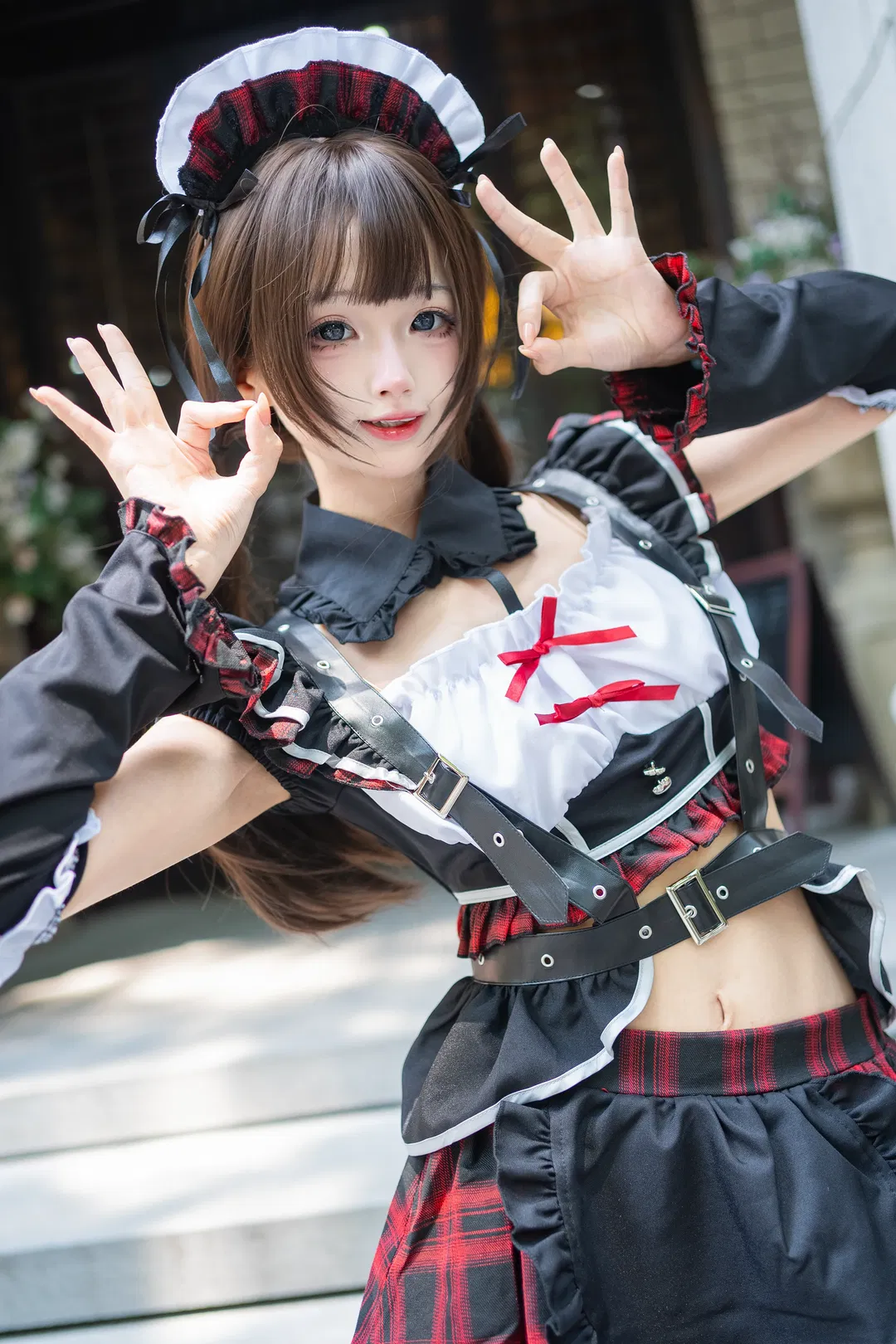 红黑格纹女仆装的魔法施法时刻 - 第 1 张