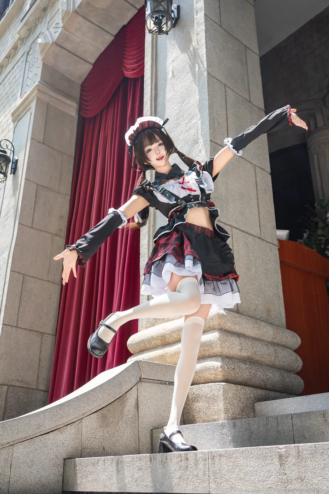 红黑格纹女仆装的魔法施法时刻 - 第 2 张