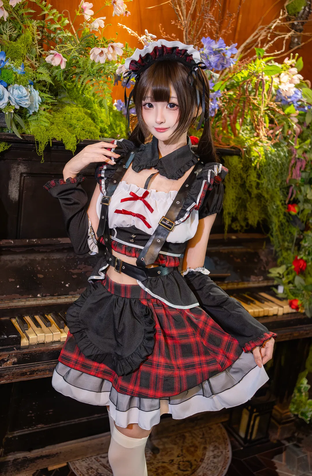 红黑格纹女仆装的魔法施法时刻 - 第 5 张