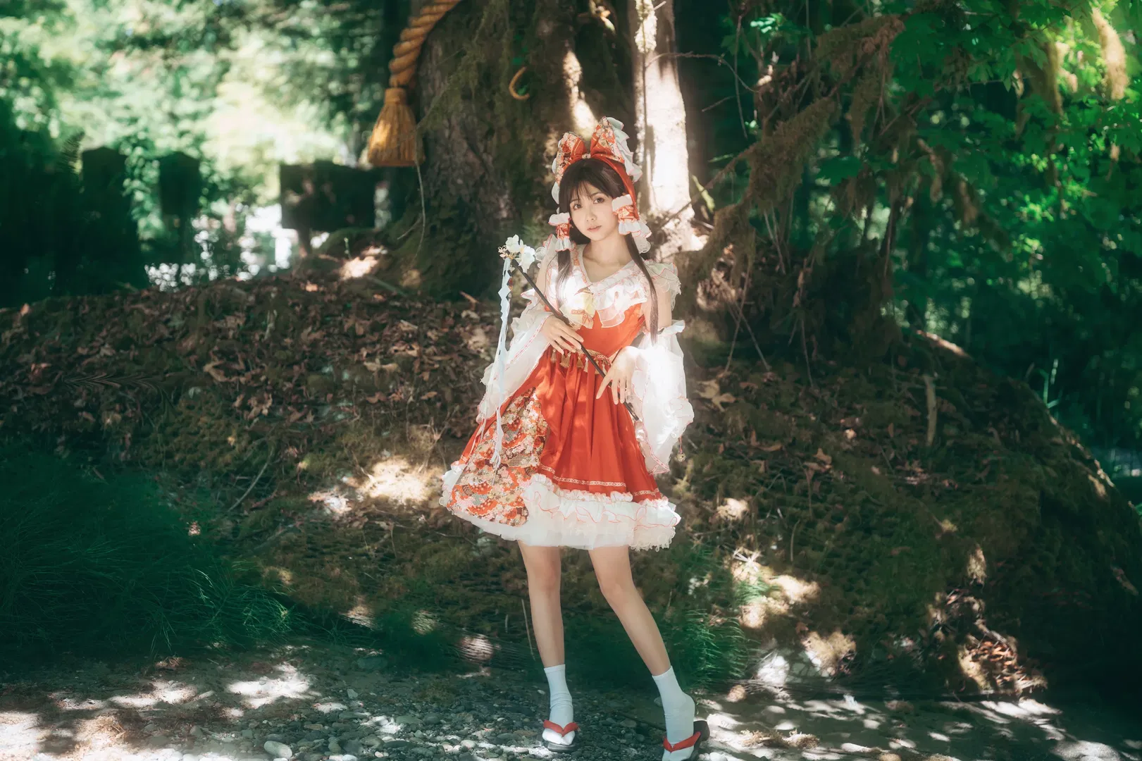 【博丽灵梦cos】在森林里捕捉一只东方project的悠闲巫女 - 第 2 张