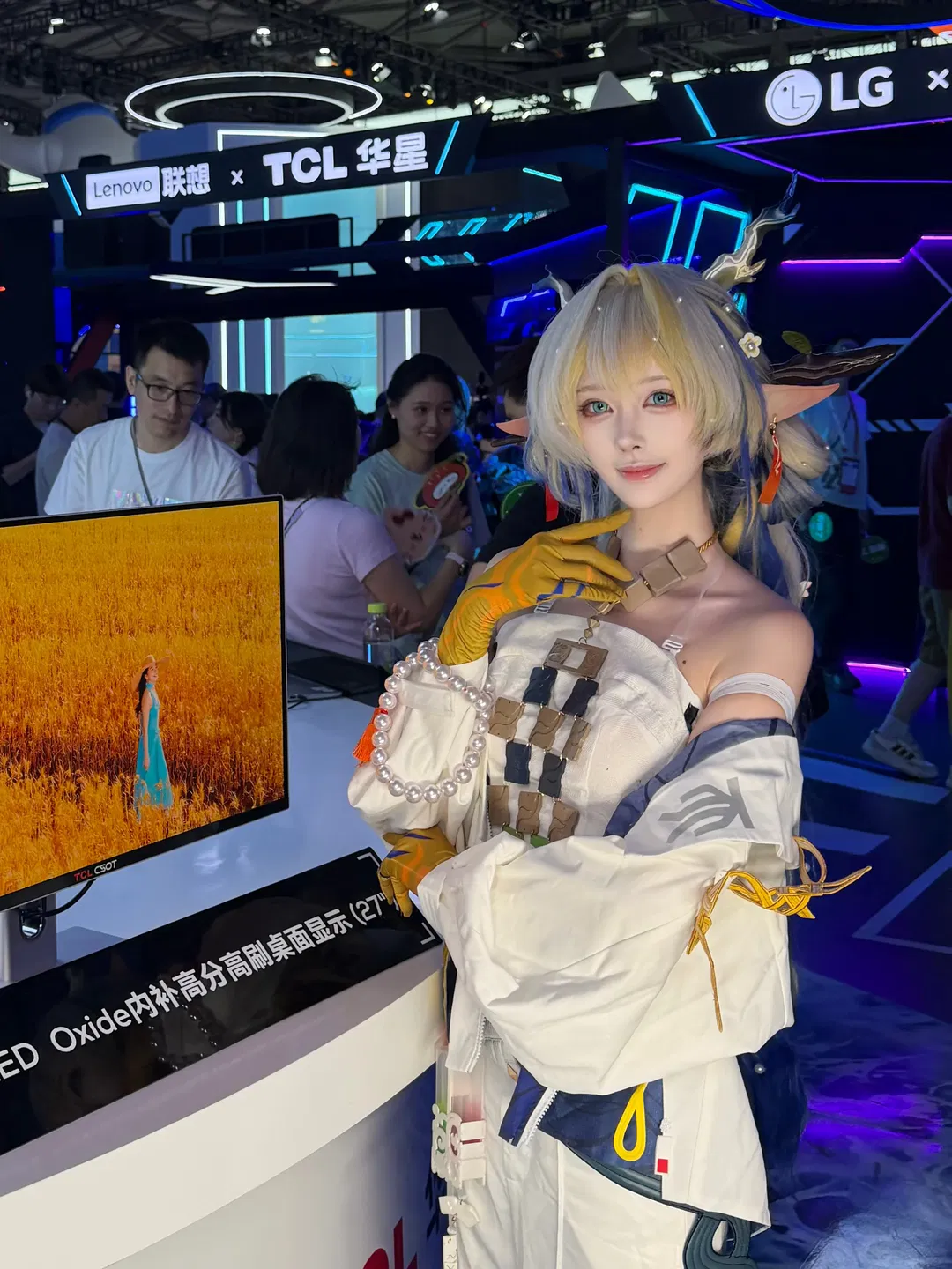 【黍cos】明日方舟岁家人在ChinaJoy挑选大屏 - 第 1 张