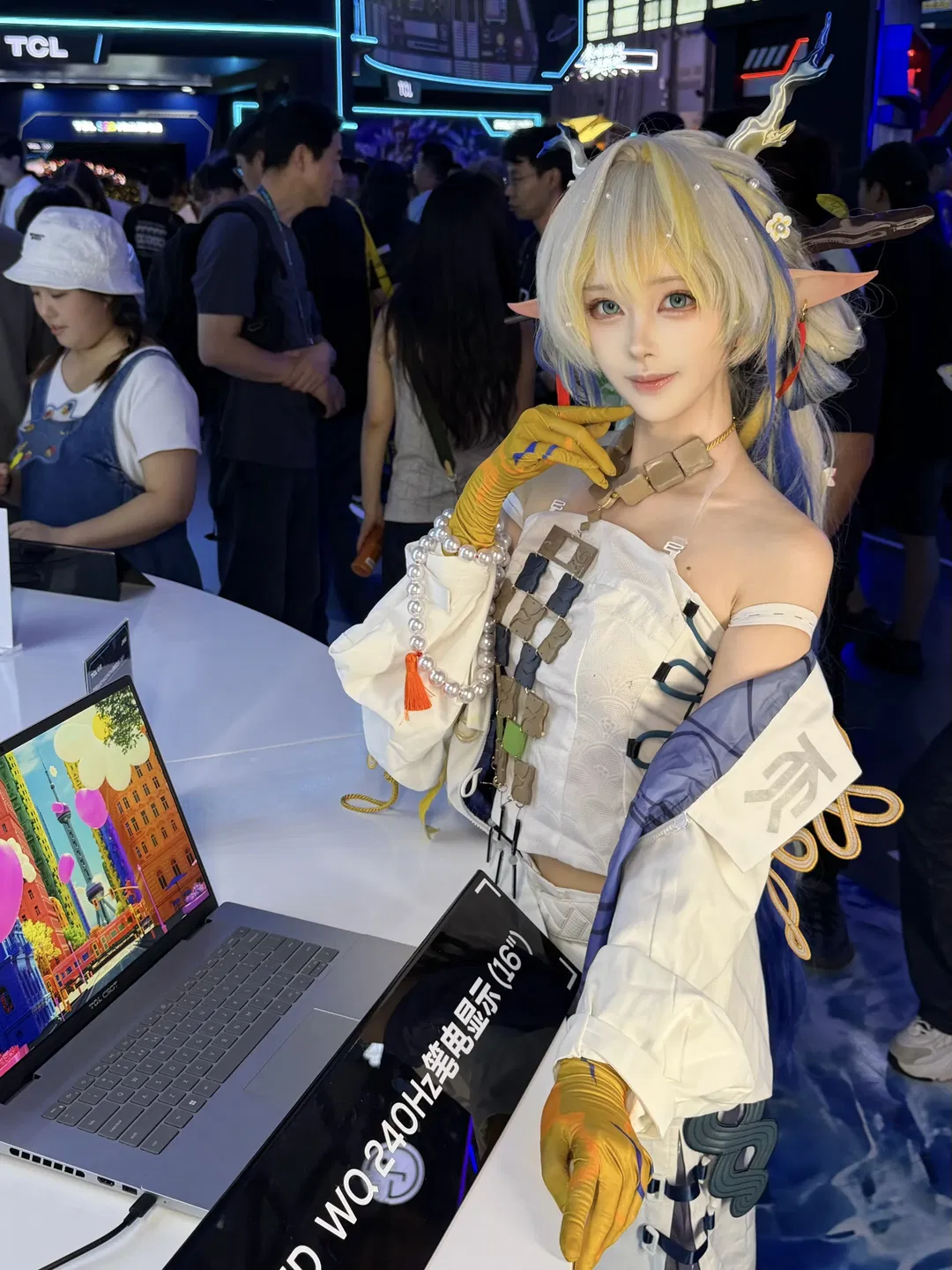 【黍cos】明日方舟岁家人在ChinaJoy挑选大屏 - 第 7 张