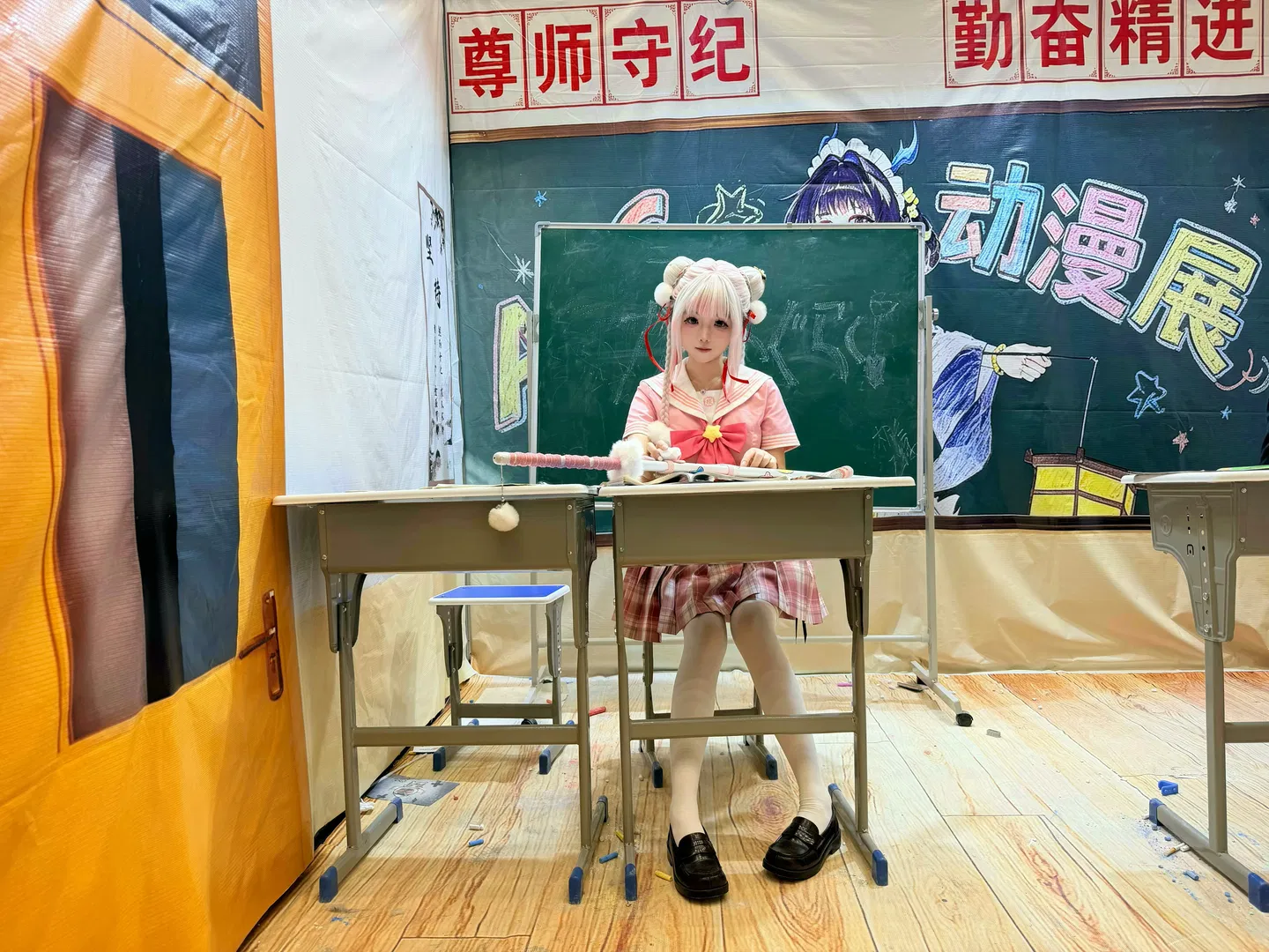 【胡桃cos】永劫无间胡桃的校园风穿搭，坐在课桌前等你下课 - 第 1 张