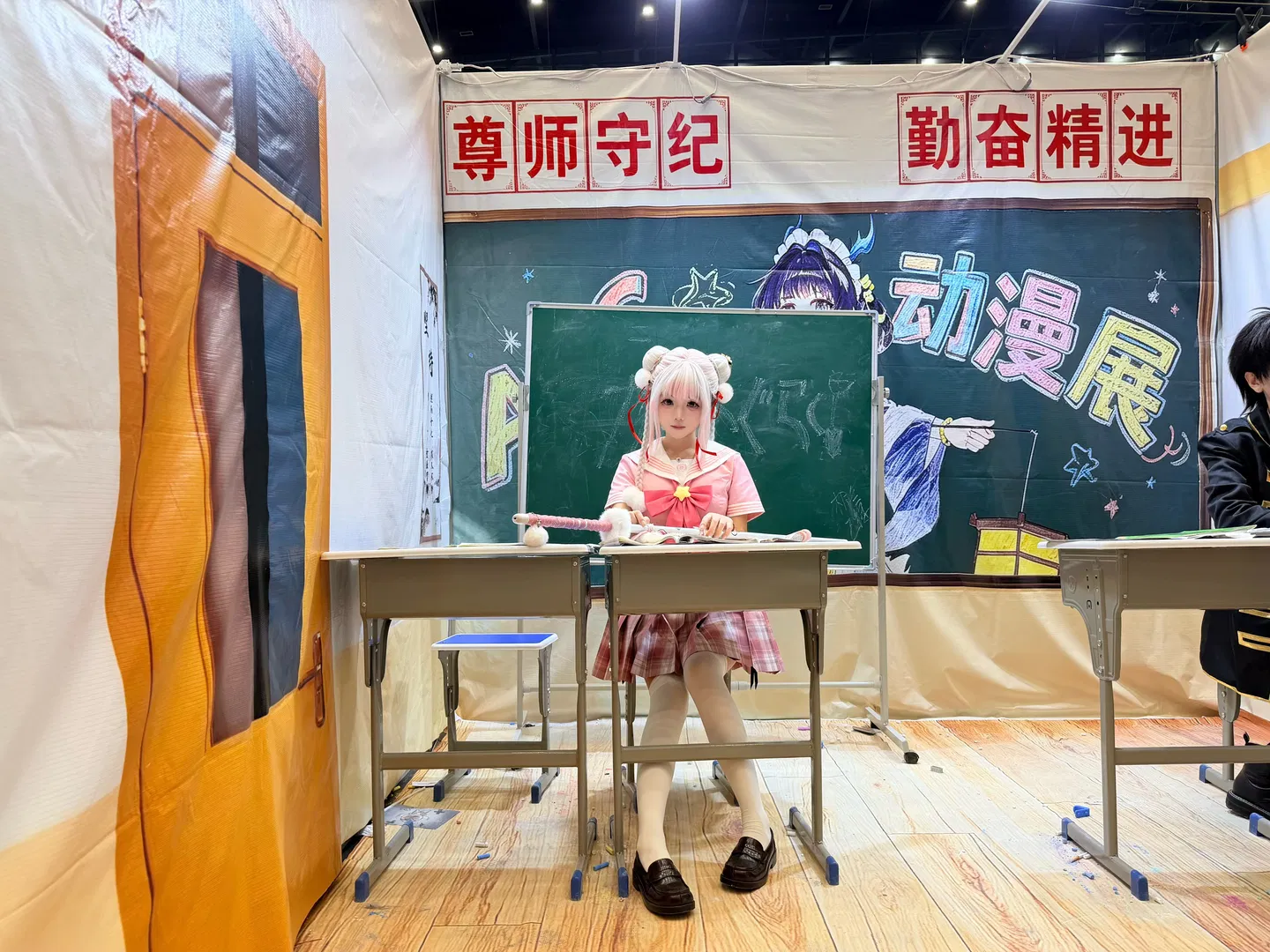 【胡桃cos】永劫无间胡桃的校园风穿搭，坐在课桌前等你下课 - 第 2 张