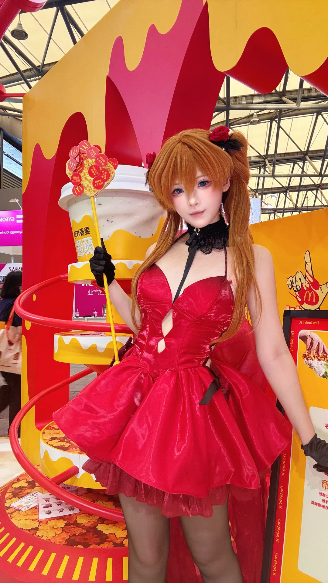 漫展偶遇麦麦炸鸡展台，明日香红裙cosplay甜辣出击 - 第 1 张