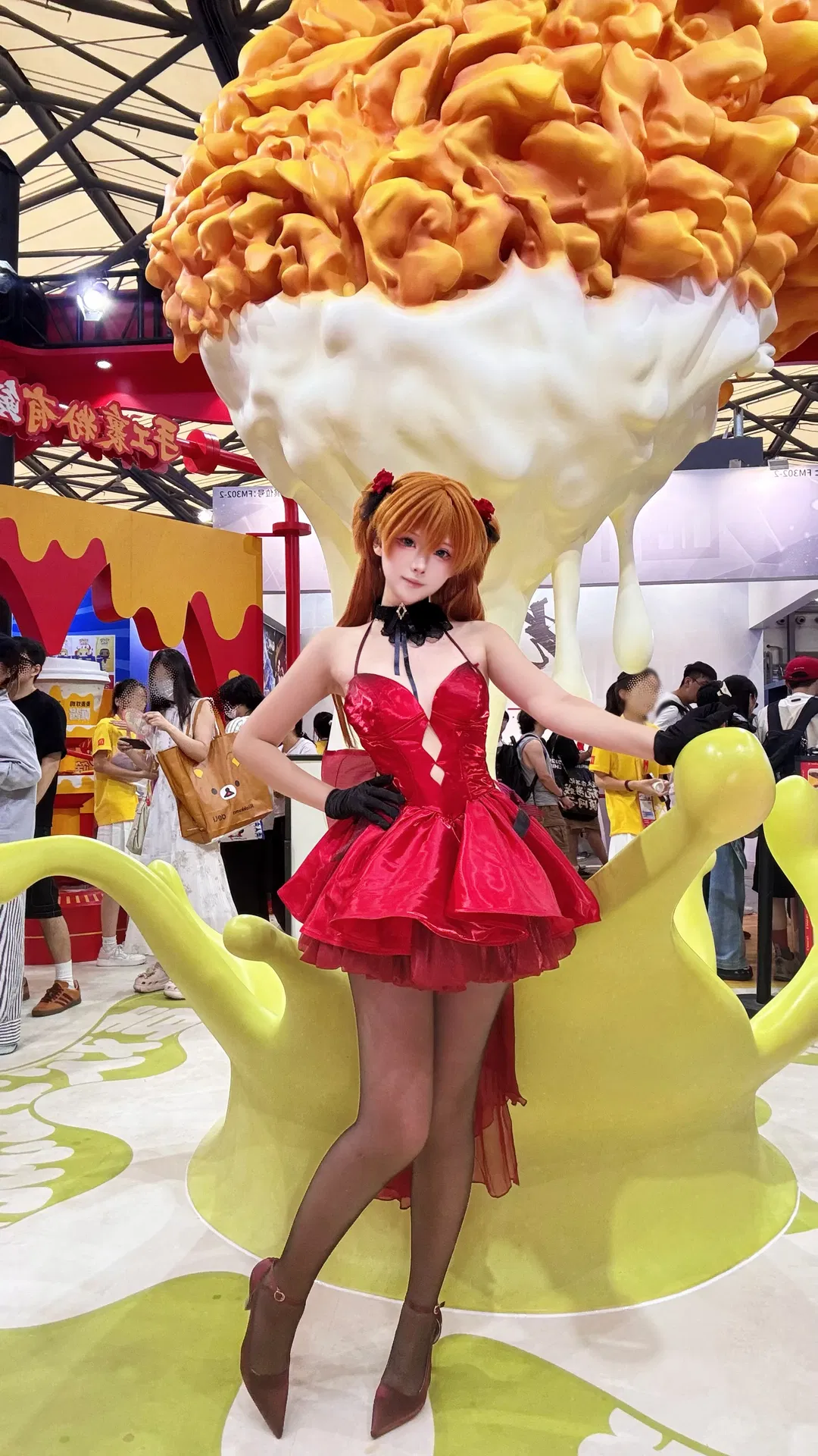 漫展偶遇麦麦炸鸡展台，明日香红裙cosplay甜辣出击 - 第 10 张
