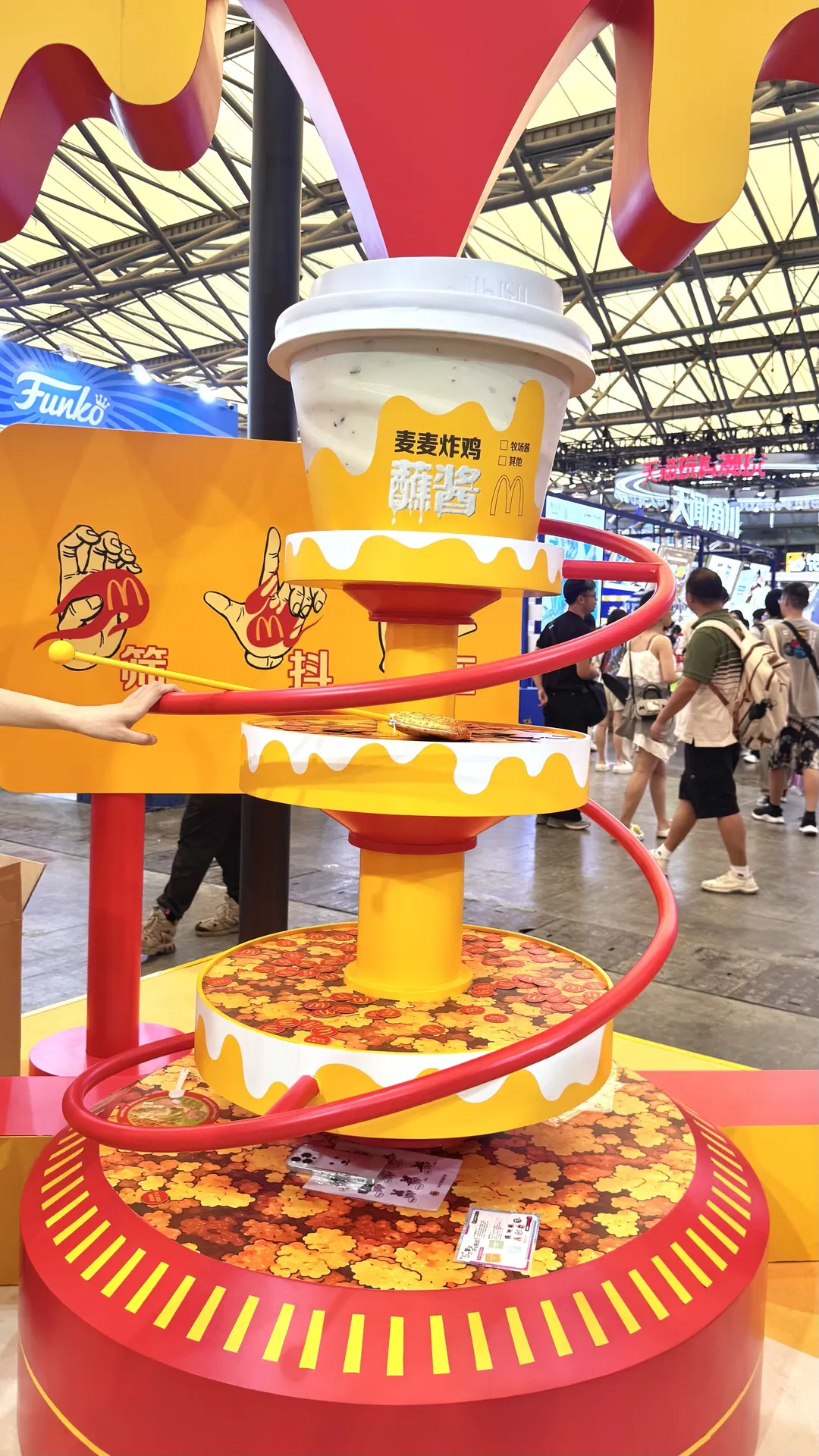 漫展偶遇麦麦炸鸡展台，明日香红裙cosplay甜辣出击 - 第 11 张