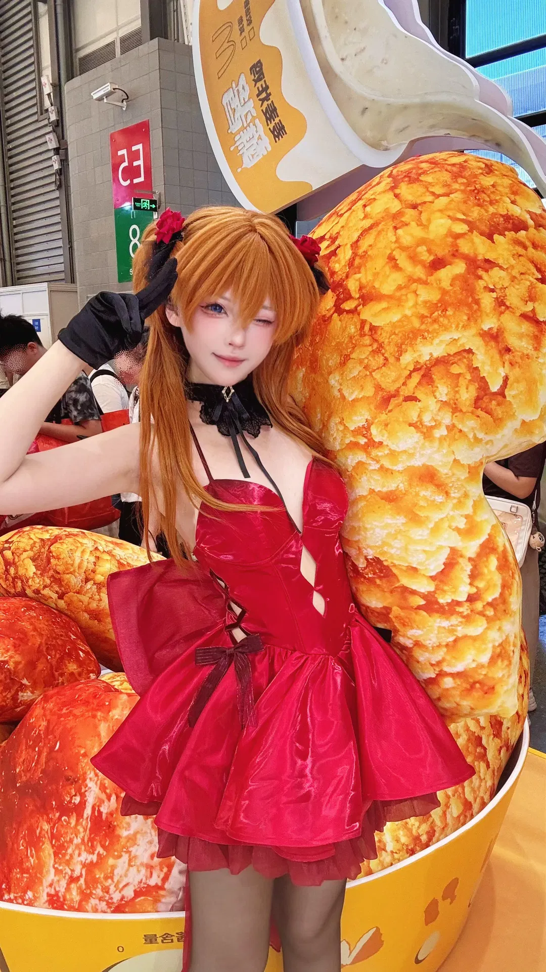 漫展偶遇麦麦炸鸡展台，明日香红裙cosplay甜辣出击 - 第 2 张