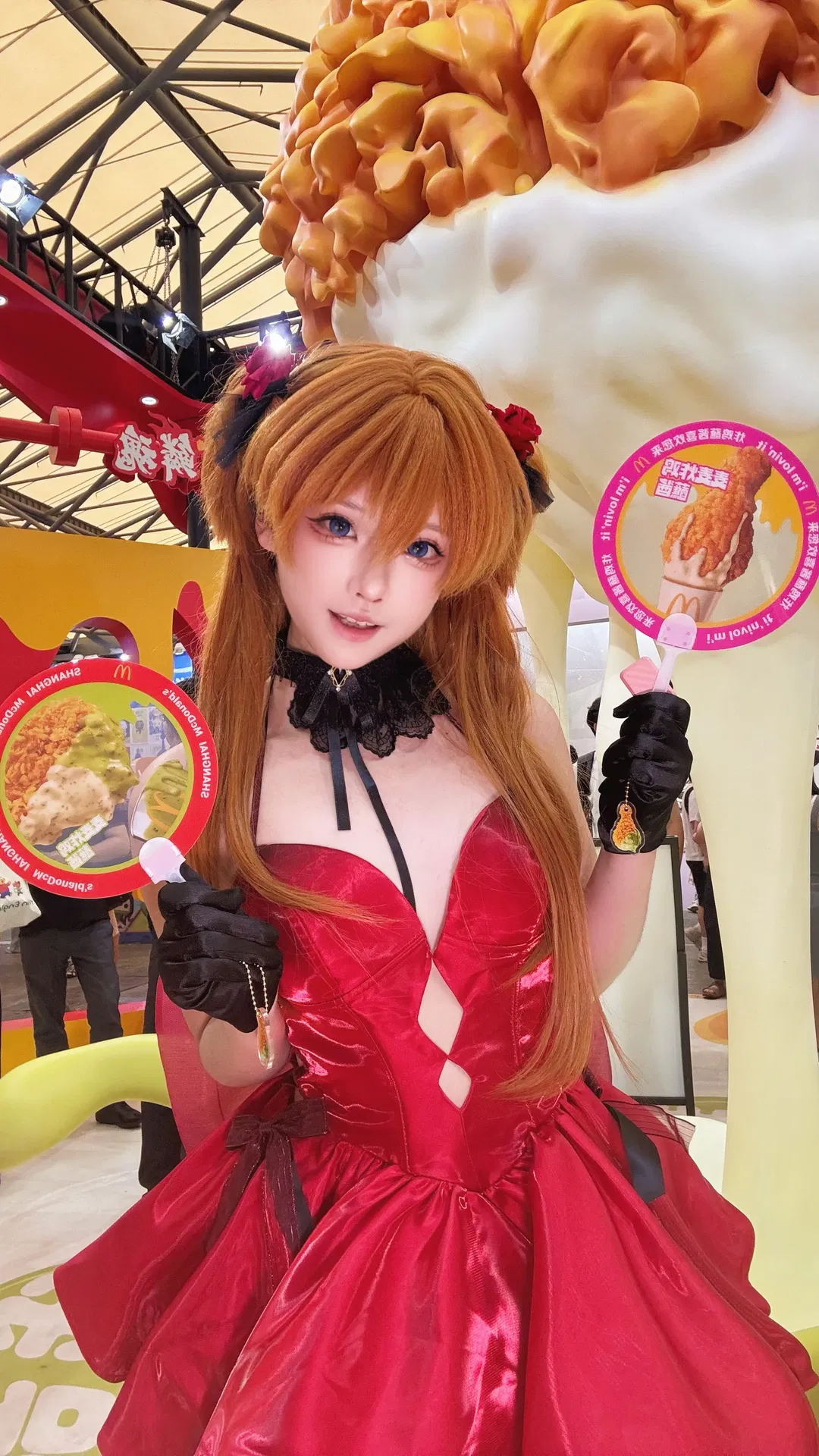 漫展偶遇麦麦炸鸡展台，明日香红裙cosplay甜辣出击 - 第 3 张