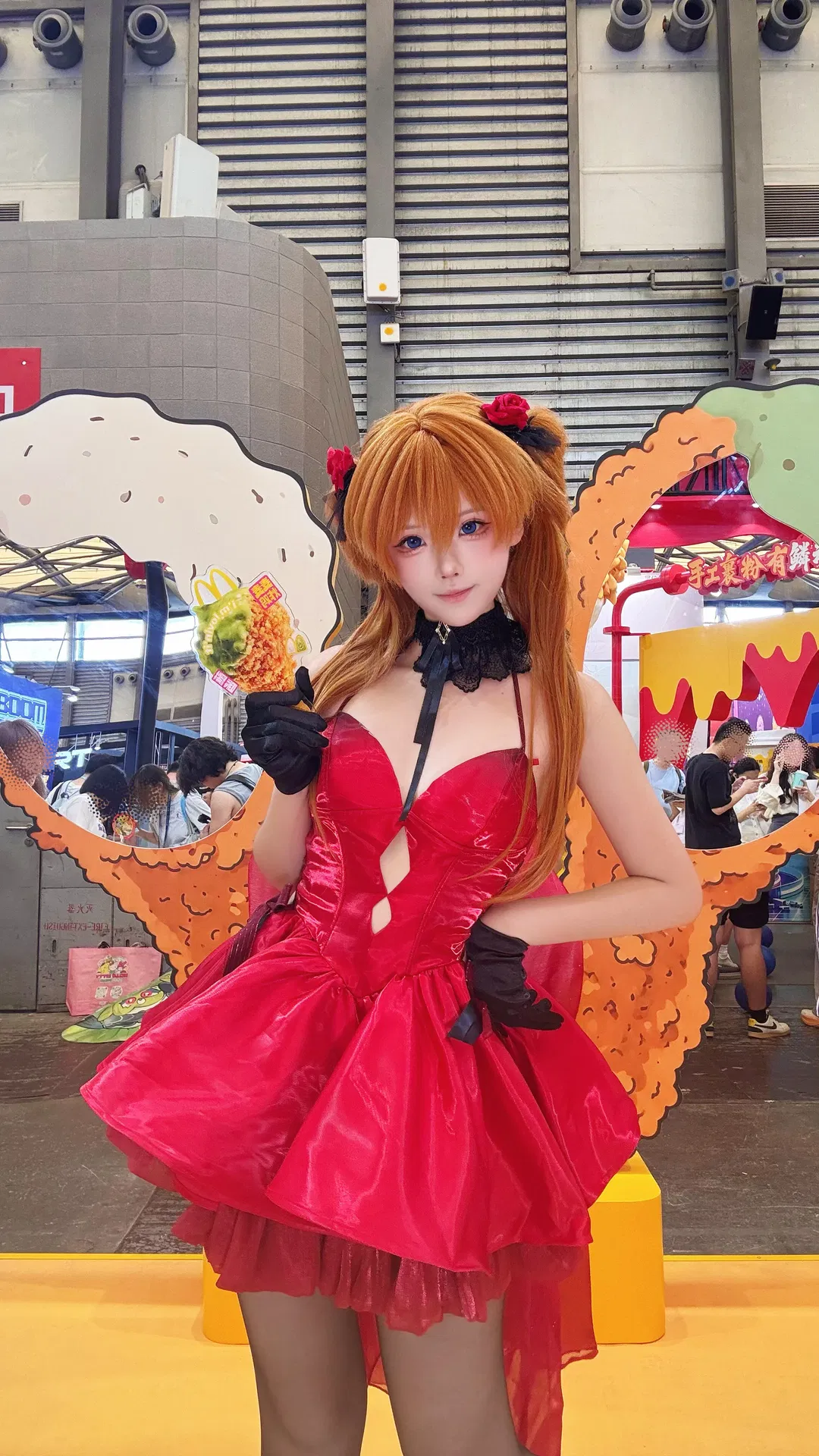 漫展偶遇麦麦炸鸡展台，明日香红裙cosplay甜辣出击 - 第 4 张