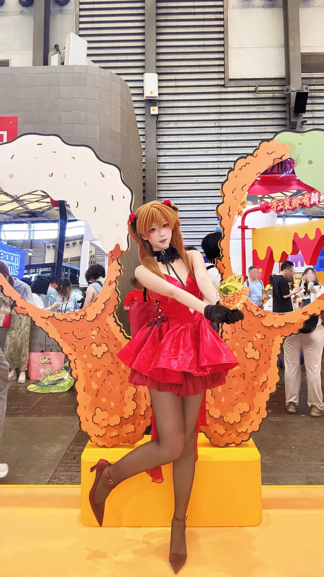 漫展偶遇麦麦炸鸡展台，明日香红裙cosplay甜辣出击 - 第 5 张