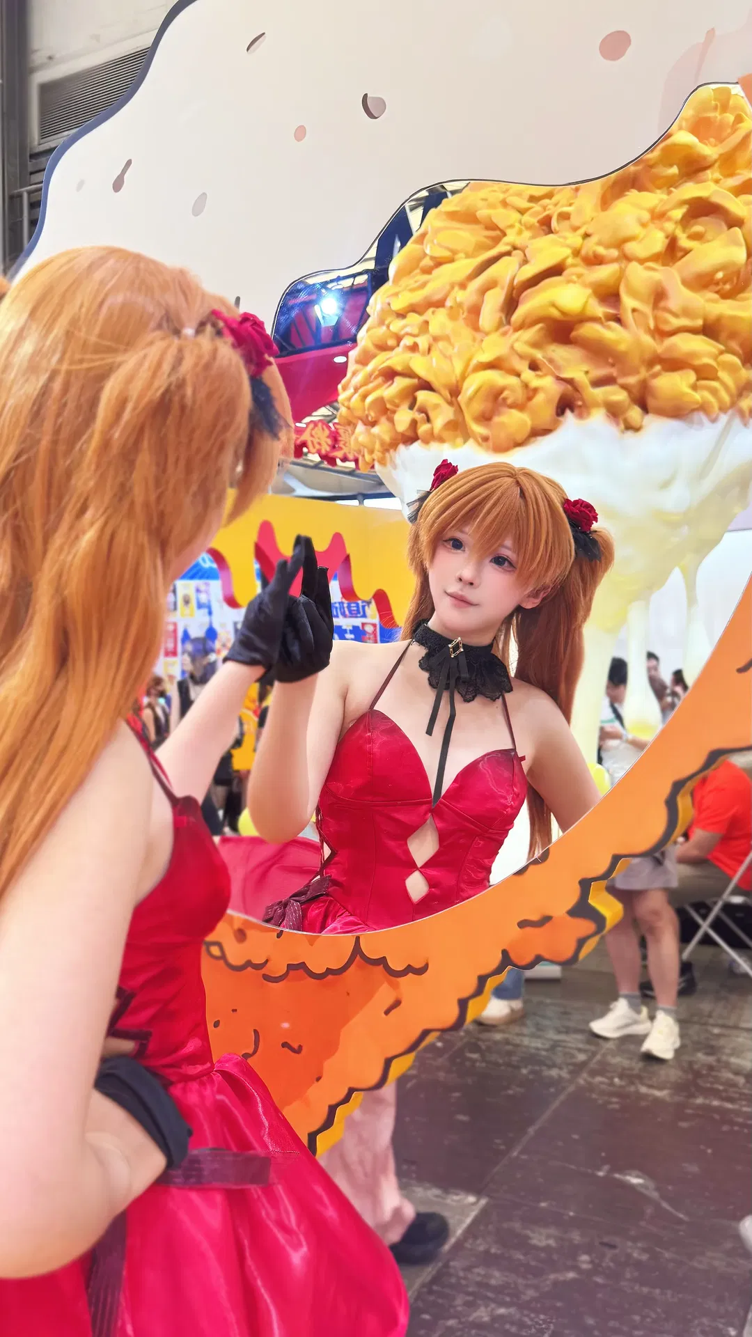 漫展偶遇麦麦炸鸡展台，明日香红裙cosplay甜辣出击 - 第 6 张
