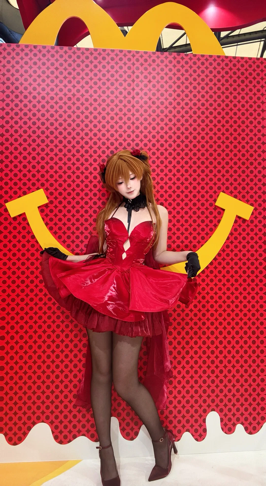 漫展偶遇麦麦炸鸡展台，明日香红裙cosplay甜辣出击 - 第 8 张