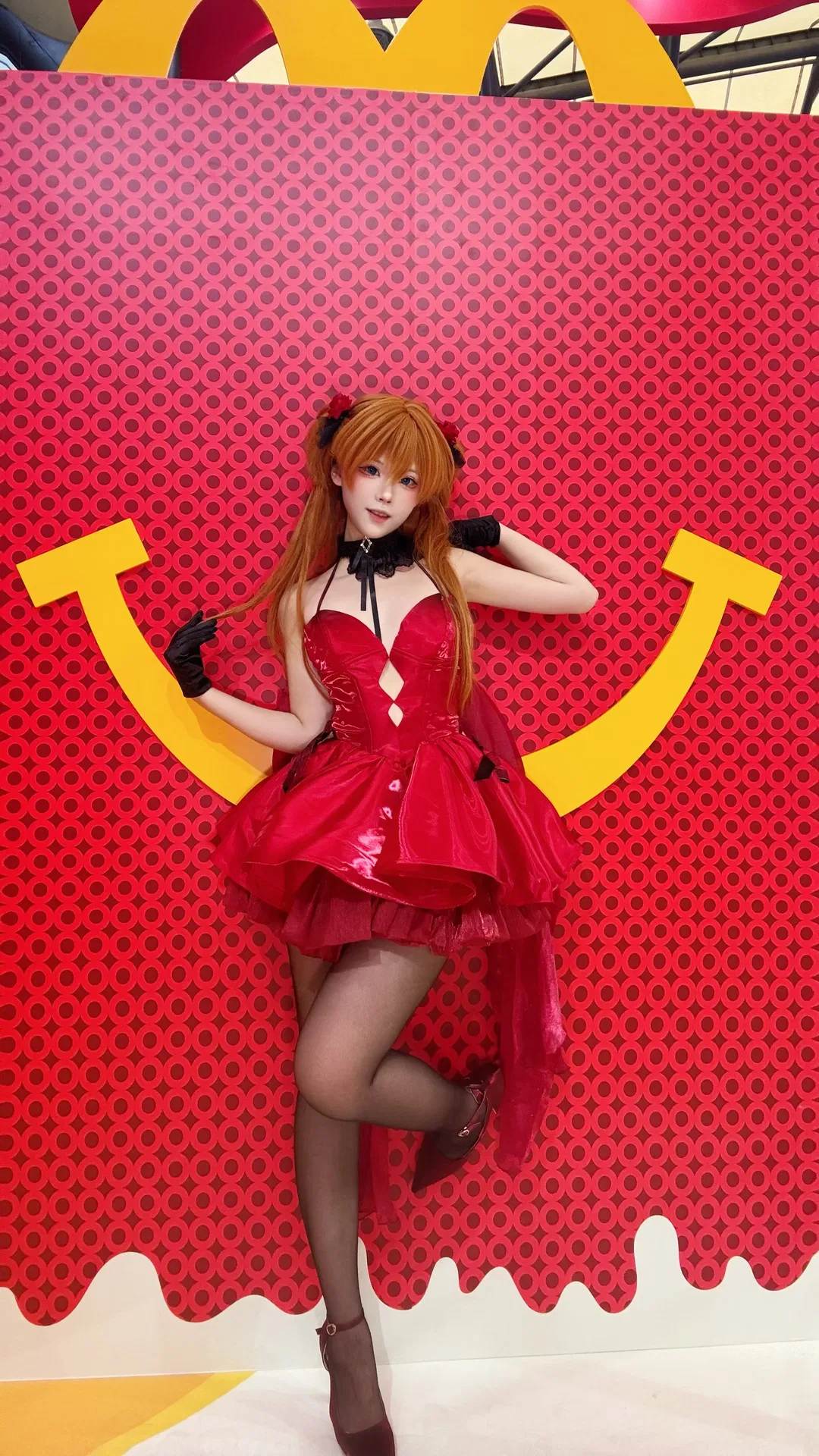 漫展偶遇麦麦炸鸡展台，明日香红裙cosplay甜辣出击 - 第 9 张