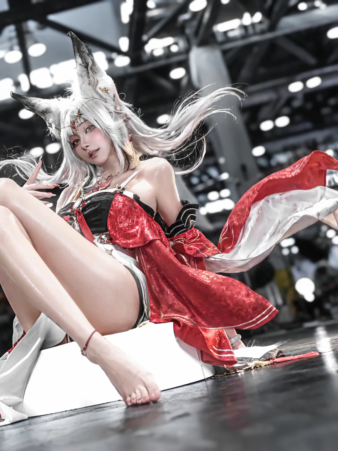 【心月狐cos】鸣潮心月狐漫展场照，白毛狐耳与高光肌肤的视觉碰撞 - 第 2 张
